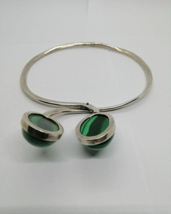 Collier argent, vintage, cerceau et gros cabochons de malachite, 1960. – Image 7