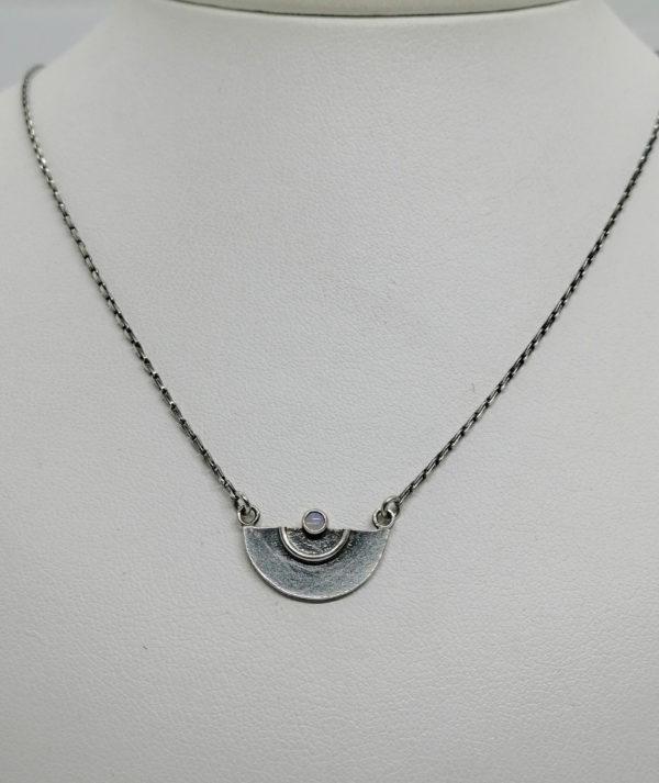 Collier argent, vintage, de forme très géométrique et sobre.