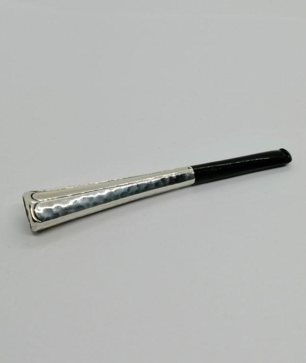 Fume-cigarette argent martelé, bakélite noir, Art Déco