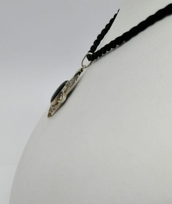Pendentif argent, de forme structuré, pavage marcasites, au centre un cabochon d'onyx, Art Déco. – Image 2