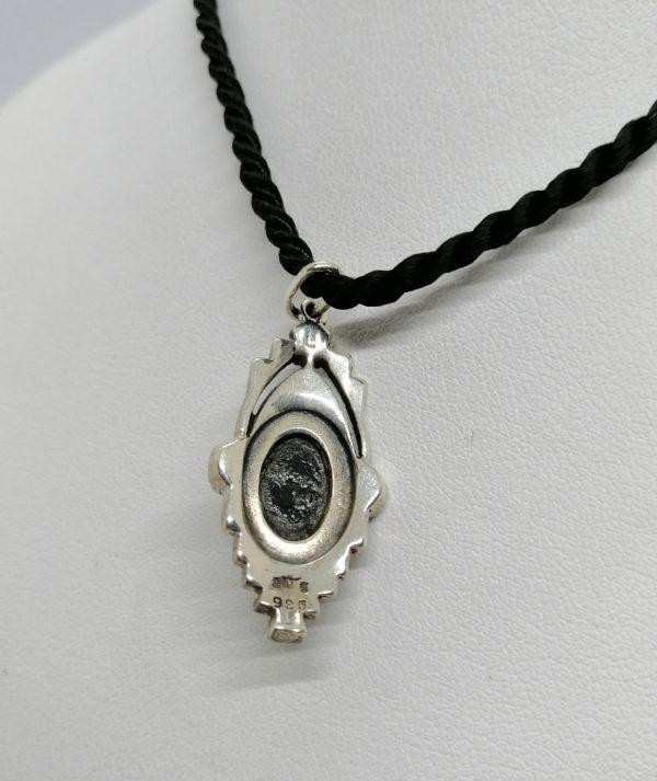 Pendentif argent, de forme structuré, pavage marcasites, au centre un cabochon d'onyx, Art Déco. – Image 3