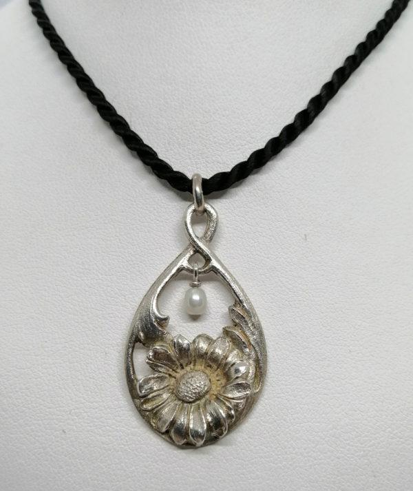 Pendentif argent, motif de marguerite en relief et perle en pampille, Art Nouveau, Pforzheim.