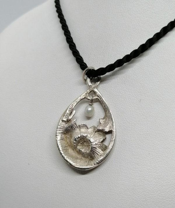 Pendentif argent, motif de marguerite en relief et perle en pampille, Art Nouveau, Pforzheim. – Image 3