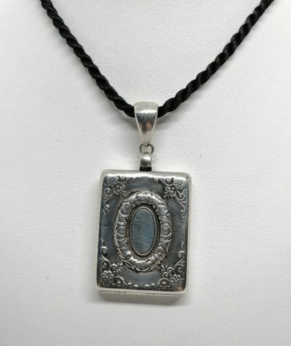 Pendentif argent, rectangulaire, porte-photo avec décor floral et cartouche, Art Nouveau.