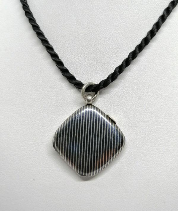 Pendentif argent, porte-photo avec en décor un travail de niellé.