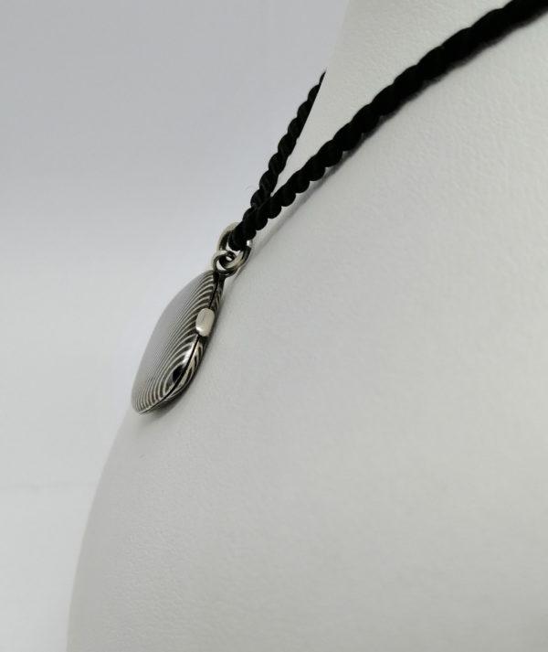 Pendentif argent, porte-photo avec en décor un travail de niellé. – Image 2