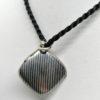 Pendentif argent, porte-photo avec en décor un travail de niellé. – Image 3