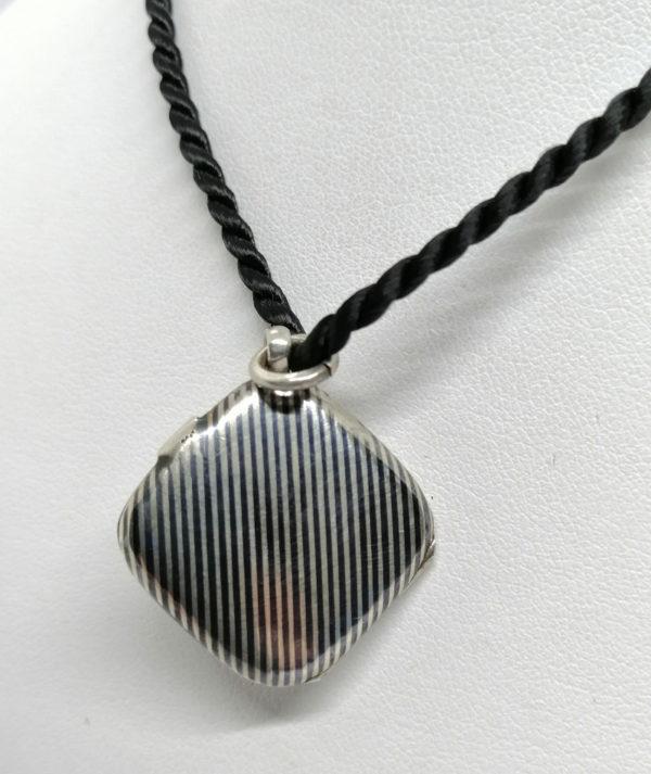 Pendentif argent, porte-photo avec en décor un travail de niellé. – Image 3