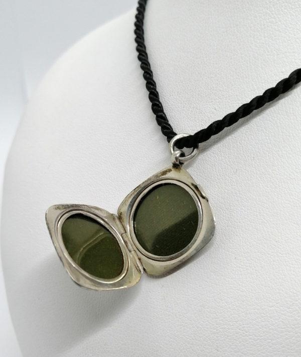 Pendentif argent, porte-photo avec en décor un travail de niellé. – Image 4