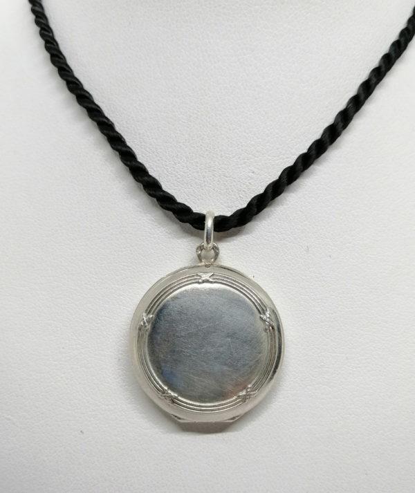 Pendentif argent , cassolette-porte-photo , modèle ruban croisé.