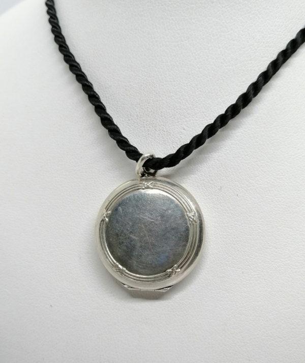 Pendentif argent , cassolette-porte-photo , modèle ruban croisé. – Image 3