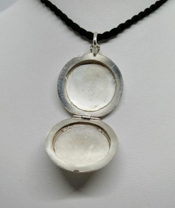 Pendentif argent , cassolette-porte-photo , modèle ruban croisé. – Image 4