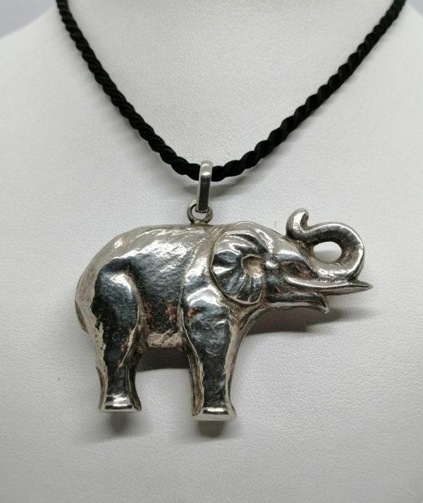 Pendentif argent, représentant un éléphant.