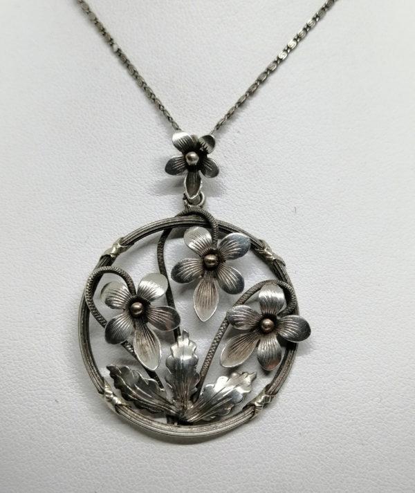 Pendentif argent, rond, ajouré, motif de violettes et feuillage, Art Nouveau.