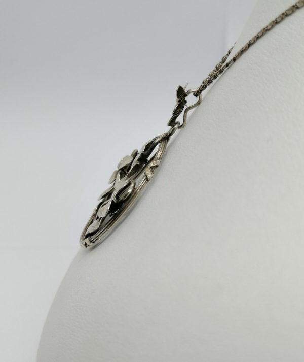 Pendentif argent, rond, ajouré, motif de violettes et feuillage, Art Nouveau. – Image 3