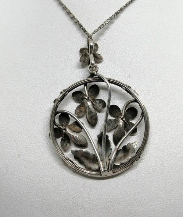 Pendentif argent, rond, ajouré, motif de violettes et feuillage, Art Nouveau. – Image 4