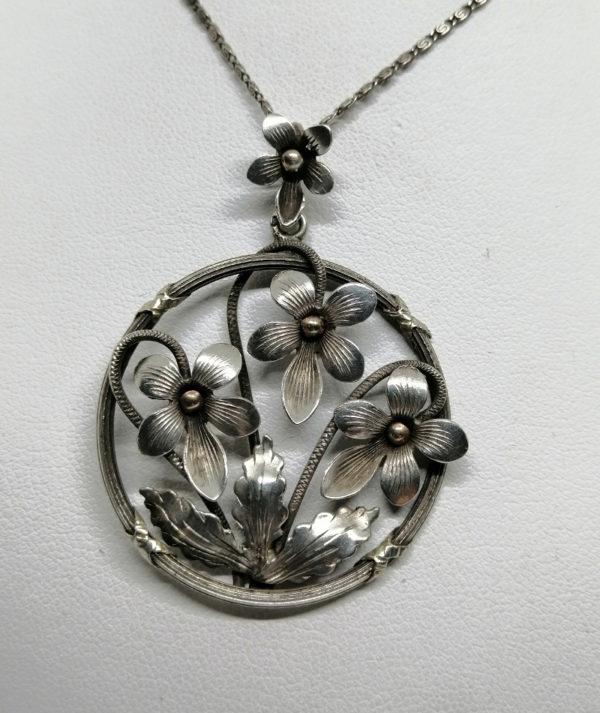 Pendentif argent, rond, ajouré, motif de violettes et feuillage, Art Nouveau. – Image 2