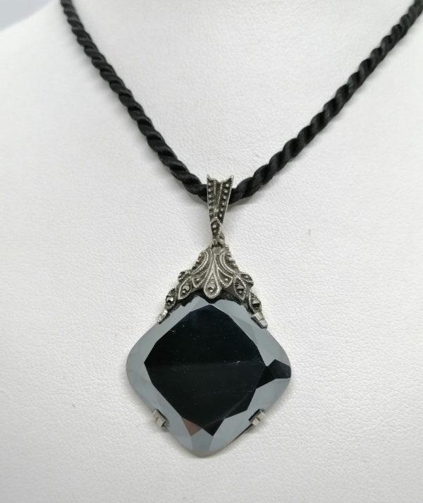 Pendentif argent, avec grosse hématite à facettes, Art Déco, vers 1925.