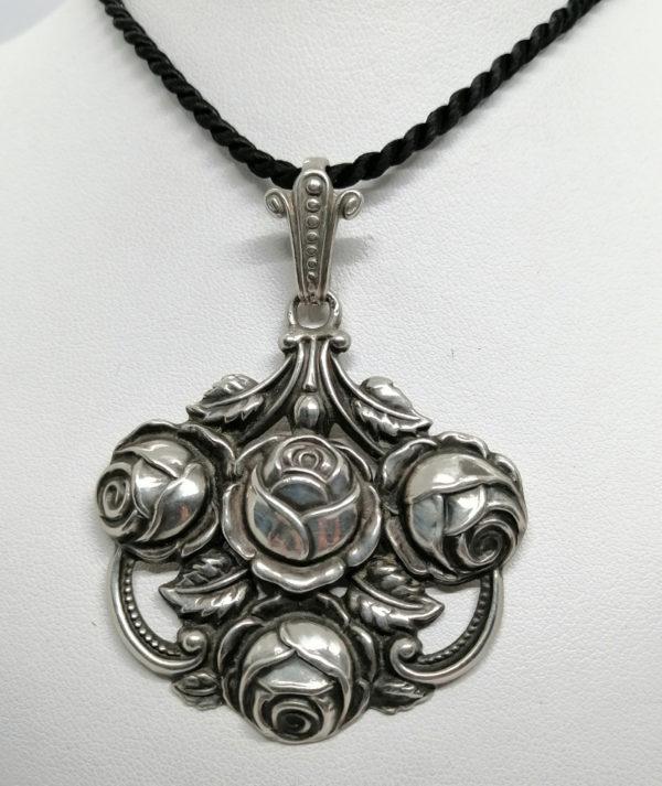 Pendentif argent, avec roses stylisées, travail en repoussé, Art Déco.