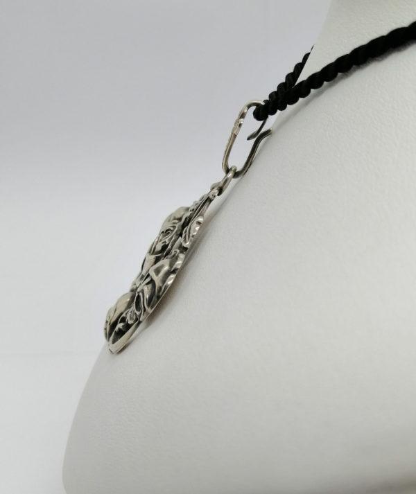 Pendentif argent, avec roses stylisées, travail en repoussé, Art Déco. – Image 2