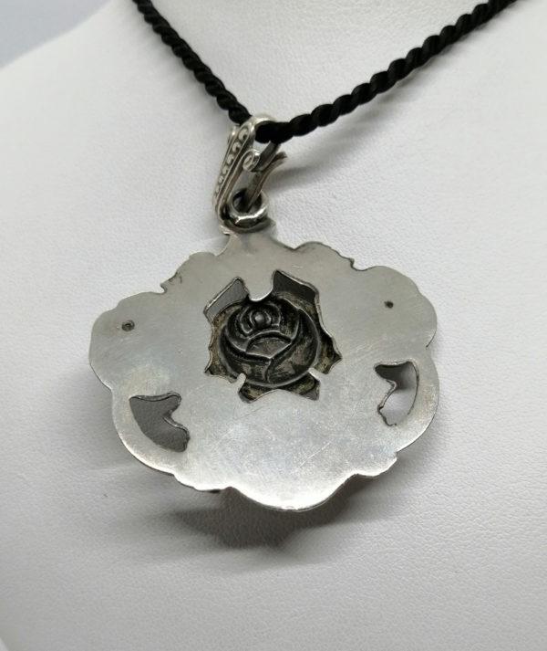 Pendentif argent, avec roses stylisées, travail en repoussé, Art Déco. – Image 3