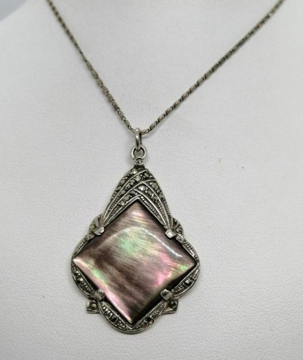 Pendentif argent, décor avec pavage de marcasites, et carré de nacre.