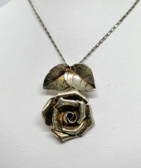 Pendentif argent vermeil, grosse rose et feuillage stylisée, Art Déco.