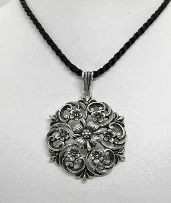 Pendentif argent, ajouré, et motifs de fleurs, Art Nouveau.