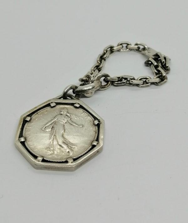 Porte-clefs en argent, avec pièce en francs, travail vers 1930-40.