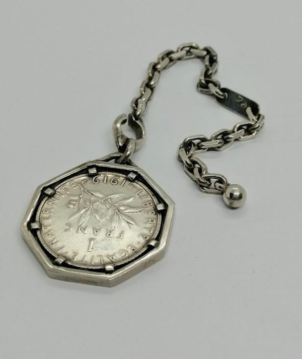 Porte-clefs en argent, avec pièce en francs, travail vers 1930-40. – Image 2