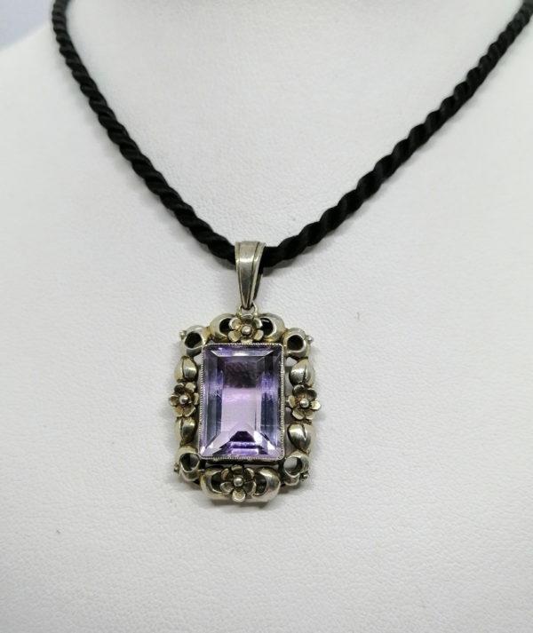 Pendentif argent, motif floral, et améthyste au centre, Art Nouveau.