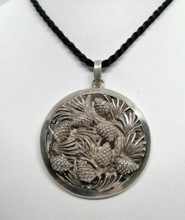 Pendentif argent, avec pommes de pins et aiguilles, Art Nouveau.
