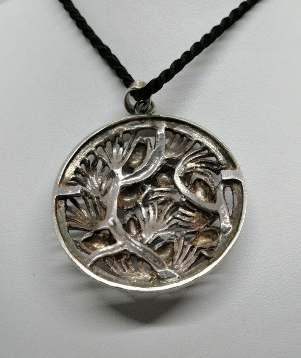 Pendentif argent, avec pommes de pins et aiguilles, Art Nouveau. – Image 3