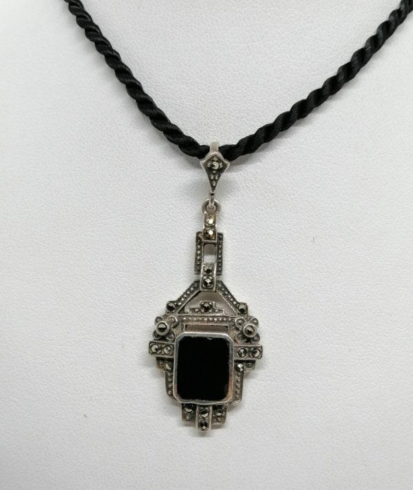 Pendentif argent, de forme structuré, ajouré, pavé de marcasites, Art Déco.