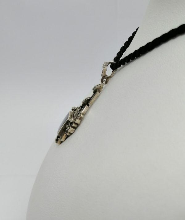 Pendentif argent, de forme structuré, ajouré, pavé de marcasites, Art Déco. – Image 2