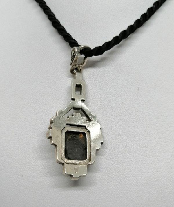 Pendentif argent, de forme structuré, ajouré, pavé de marcasites, Art Déco. – Image 3