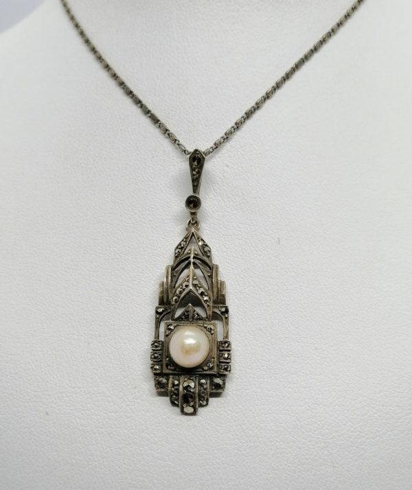 Pendentif argent, structuré, pavé de marcasites , au centre une perle, Art Déco.