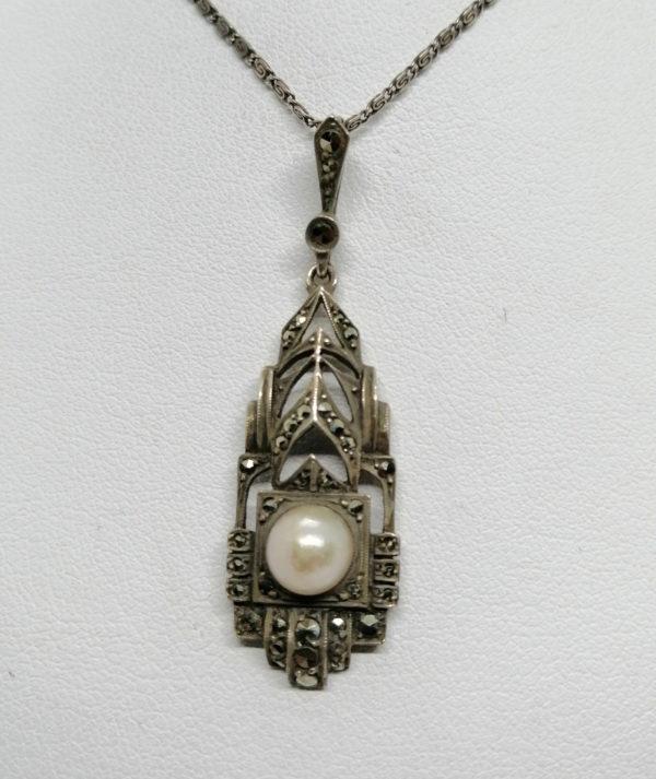 Pendentif argent, structuré, pavé de marcasites , au centre une perle, Art Déco. – Image 2