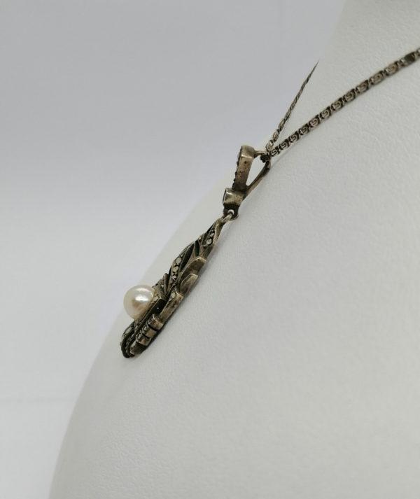 Pendentif argent, structuré, pavé de marcasites , au centre une perle, Art Déco. – Image 3