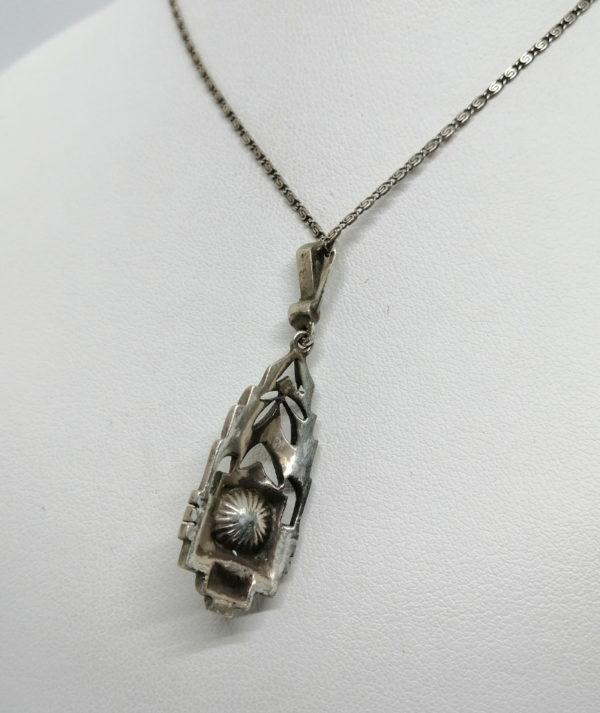 Pendentif argent, structuré, pavé de marcasites , au centre une perle, Art Déco. – Image 4
