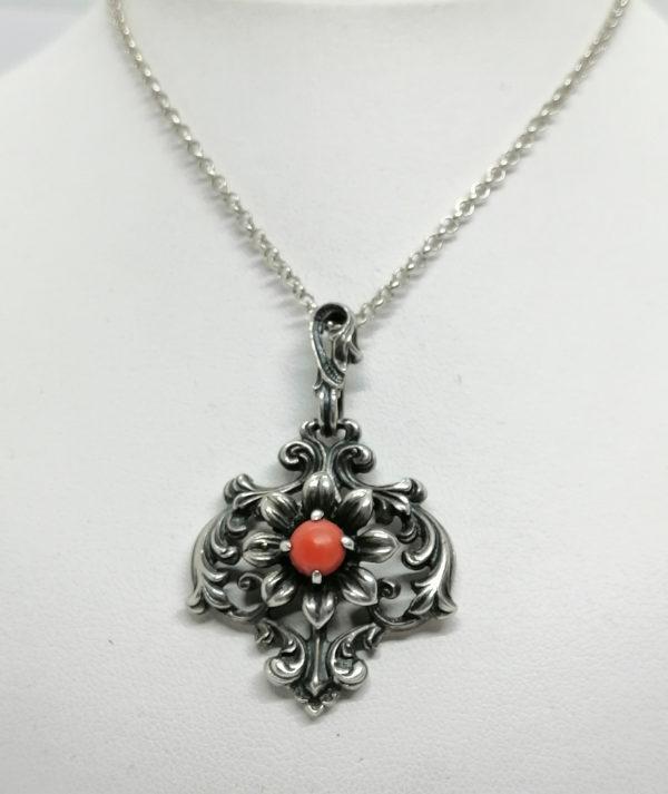 Pendentif argent, vintage, motif floral et cabochon de corail, signé.