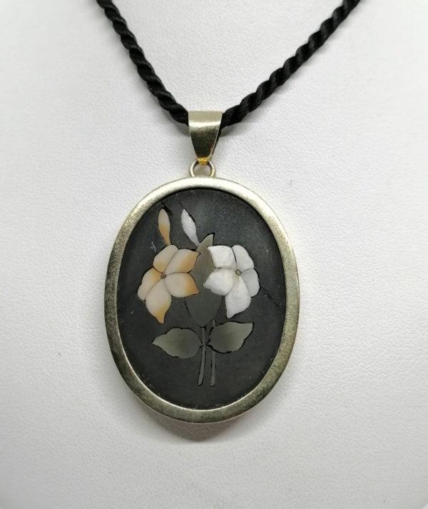 Pendentif argent, vermeil, avec marqueterie en pierre dure, motif de fleurs.
