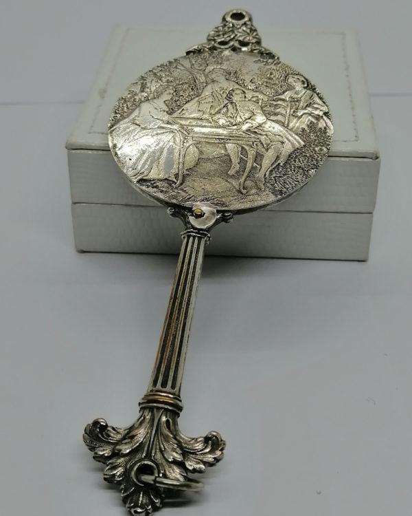 Pendentif face à main de poche, en métal argenté.