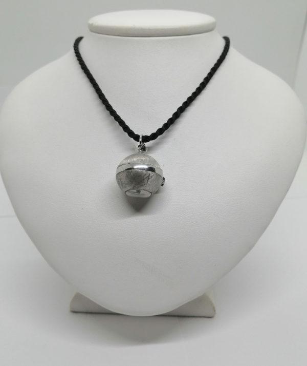 Pendentif , montre boule en métal blanc.