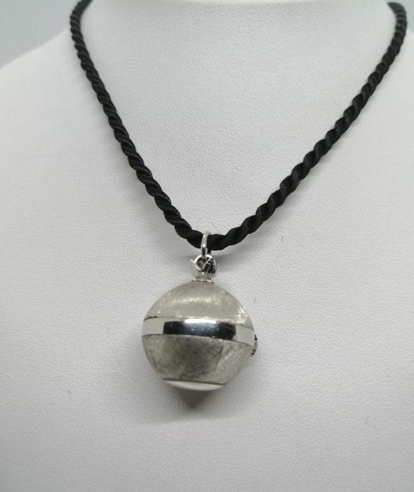 Pendentif , montre boule en métal blanc. – Image 2