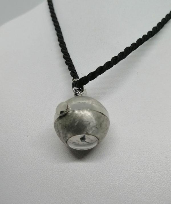 Pendentif , montre boule en métal blanc. – Image 3