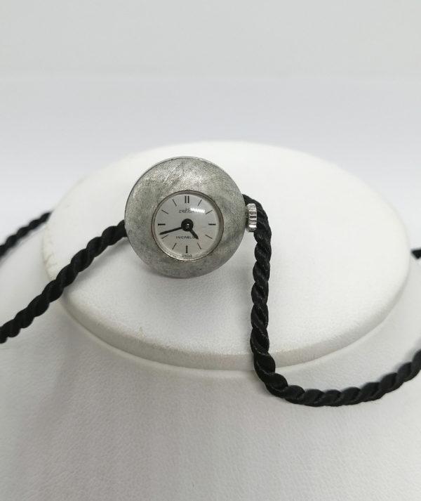 Pendentif , montre boule en métal blanc. – Image 4