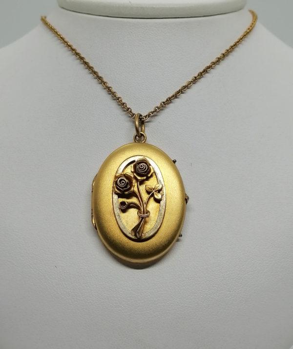 Pendentif, porte-photo en plaqué or et sa chaîne.