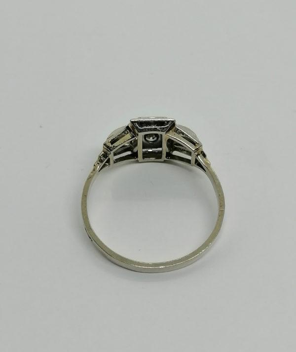 Bague or gris, sertie platine, modèle art déco, avec diamants, 1930. – Image 3