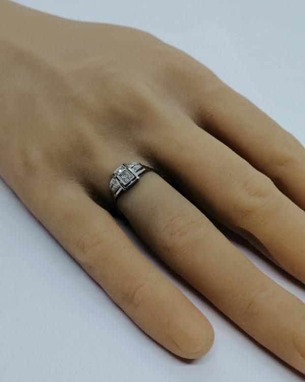 Bague or gris, sertie platine, modèle art déco, avec diamants, 1930. – Image 5